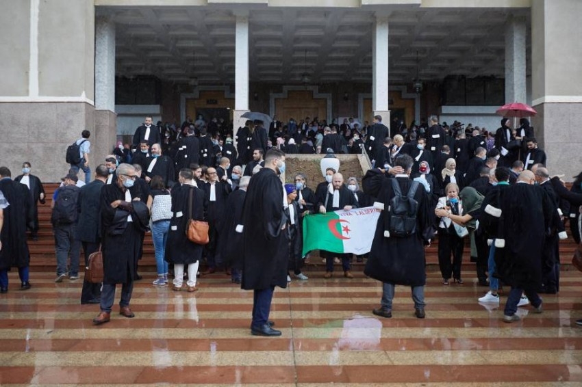 محاكم بلا دفاع.. محامو الجزائر غاضبون بسبب «إهانة زميلهم»