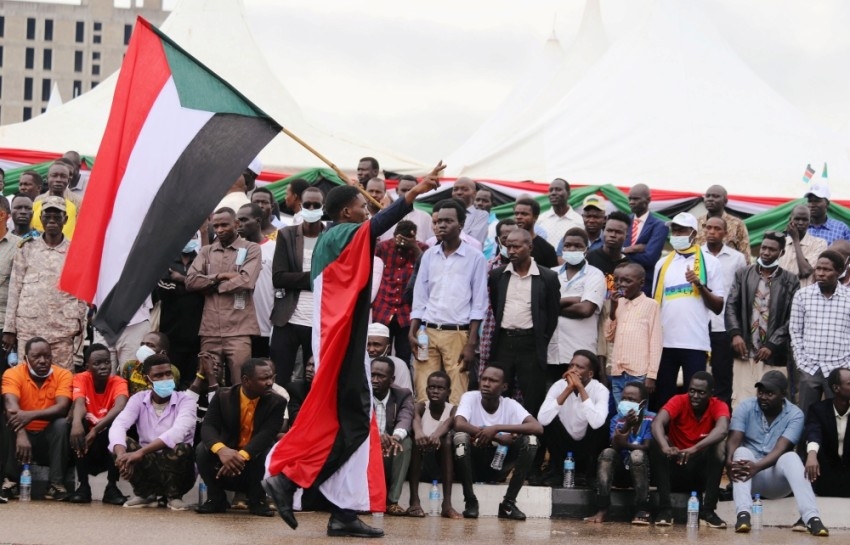 مسؤولون ومحللون: الإمارات ترعى السلام في السودان منذ خطواته الأولى