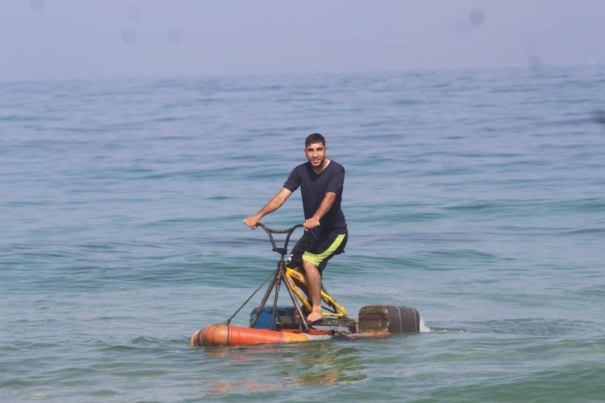 فلسطيني يطور دراجة مائية لإنقاذ الغرقى