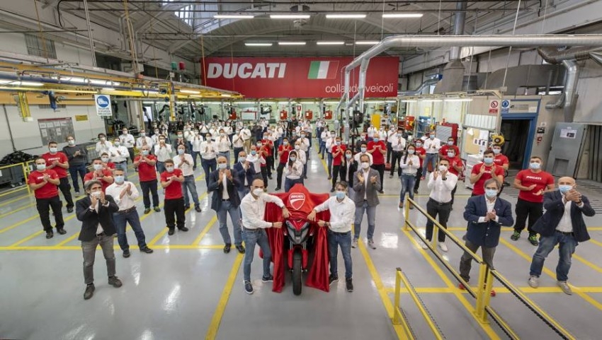 دوكاتي تقدم أول دراجة في العالم بنظام رادار مزدوج