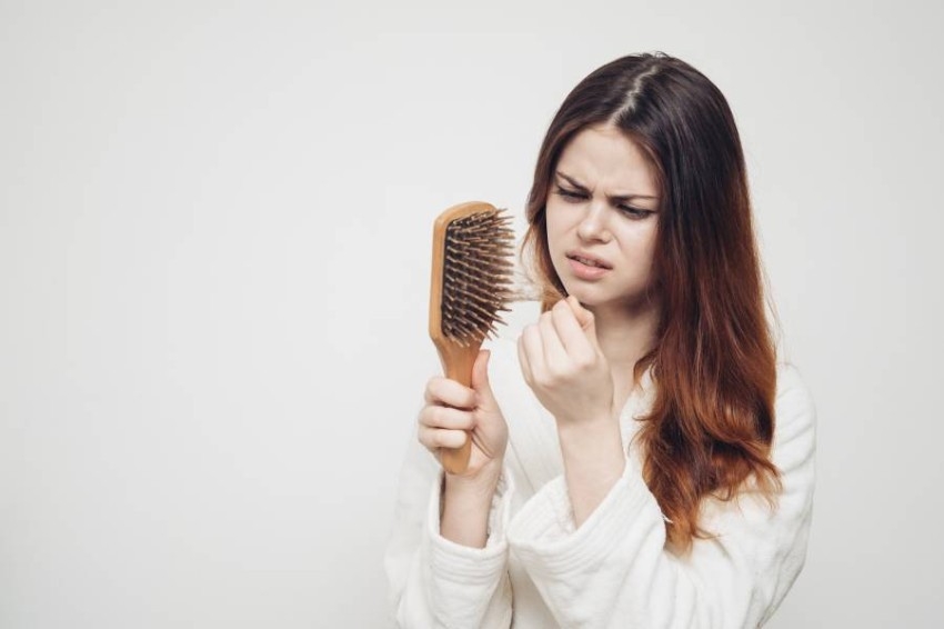 أسباب تساقط الشعر عند الرجال والنساء وطرق الوقاية والعلاج