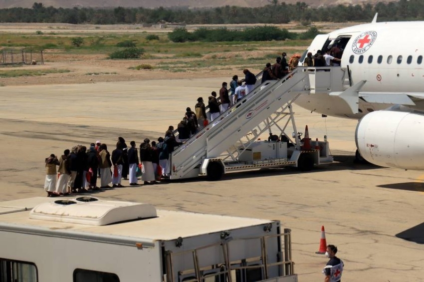 وصول 15 أسيراً سعودياً و4 سودانيين إلى قاعدة الملك سلمان بالرياض