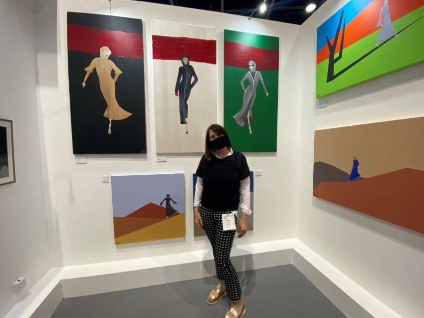 لوحات تشكيلية تجسد قوة وعزيمة المرأة الإماراتية بريشة إيطالية