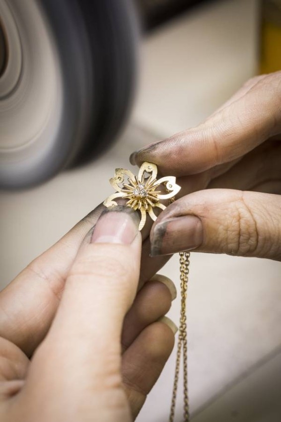 «فان كليف أند أربلز» تطلق مجوهرات «وردة الميلاد» احتفاء بنهاية العام