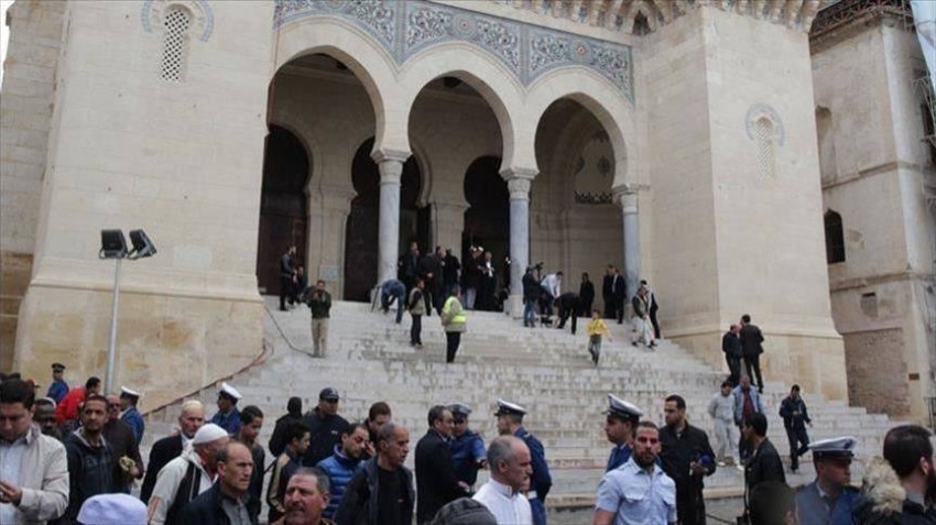 الجزائر: باب السياسة يعيد فتح المساجد لصلاة الجمعة والسلطة في مرمى النيران