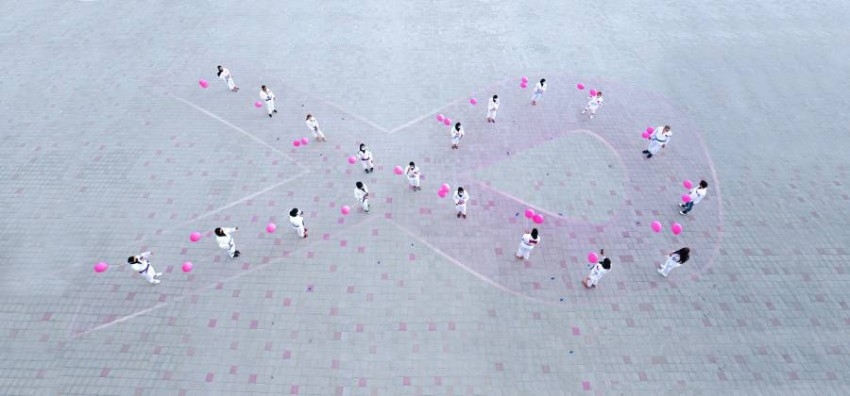 سلسلة بشرية للاعبات الجوجيتسو للتوعية بأهمية الكشف المبكر عن سرطان الثدي