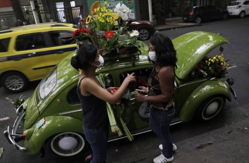 متجر أزهار متنقل داخل «خنفساء» في البرازيل