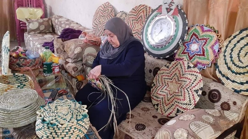 سميرة زبيدية.. سبعينية فلسطينية تزخرف «سلال القش»