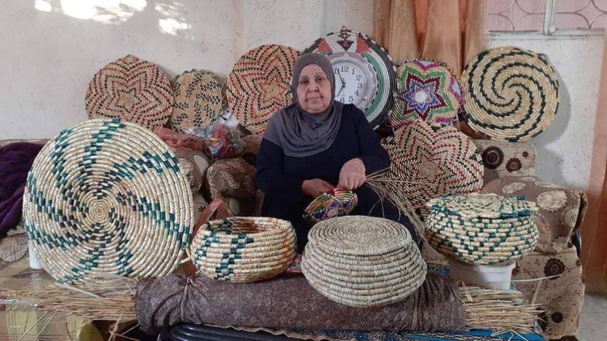 سميرة زبيدية.. سبعينية فلسطينية تزخرف «سلال القش»
