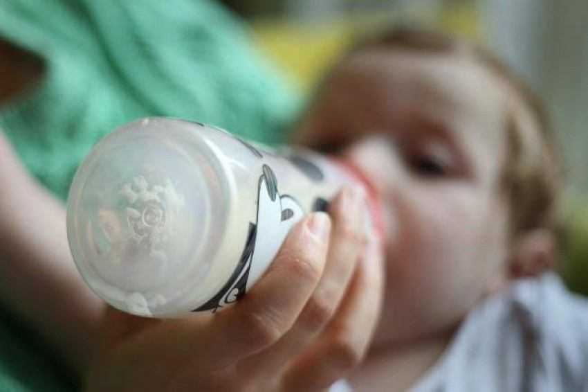 دراسة: 1.5 مليون جزء ميكروبلاستيك يبتلعها الرضع مع الحليب يومياً