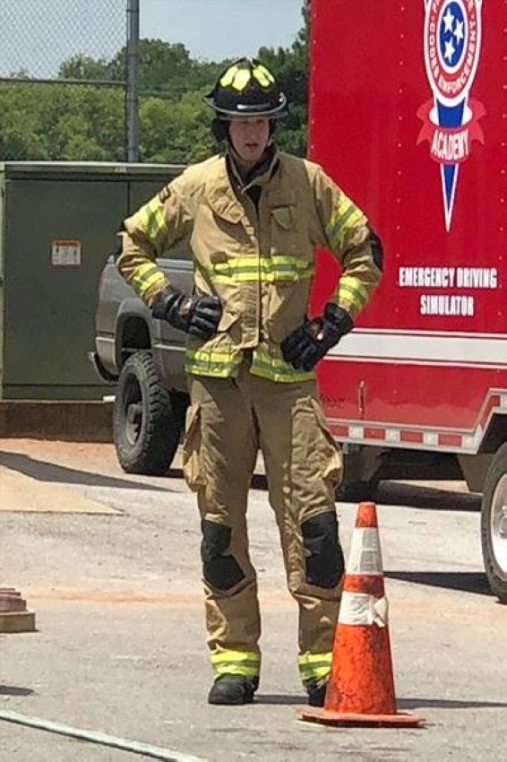 أمريكي.. أطول رجل إطفاء بالعالم