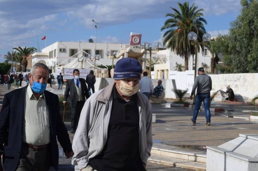 تونس تفرض حظر تجوال ليلي وتعلق الدراسة