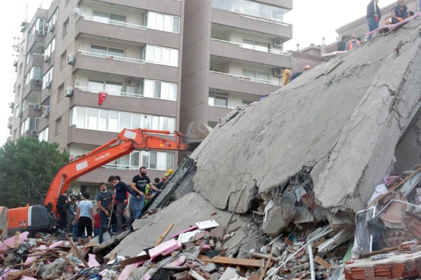 ارتفاع حصيلة ضحايا زلزال إزمير.. ووفيات في اليونان