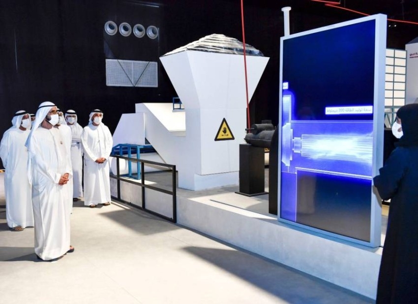 محمد بن راشد يطلع على مشروع دبي لإنتاج الطاقة النظيفة
