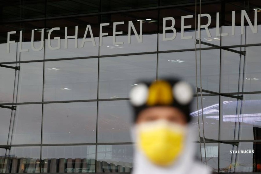 افتتاح مطار برلين الجديد بعد تأجيل 9 أعوام.. ونشطاء المناخ يعتلونه احتجاجاً