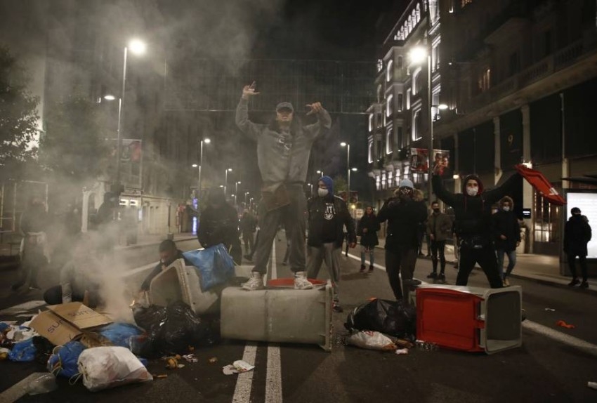 إسبانيا.. استمرار الاشتباكات لليلة الثانية احتجاجاً على قيود كورونا