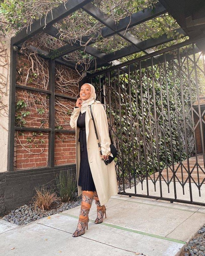 طريقة تنسيق بوت الساق الطويل مع الحجاب بأسلوب مدونات الموضة