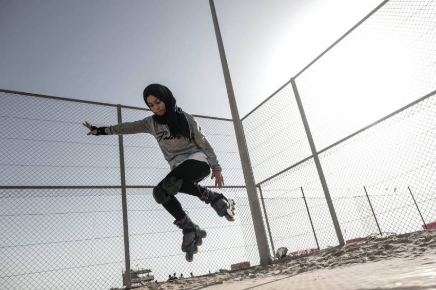 مرح حسونة.. فلسطينية تجوب شوارع غزة رقصاً على عجلات «السكيت»