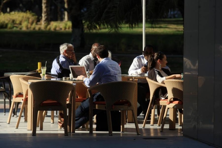 بلدية دبي تغلق 4 مقاهي شيشة في المدينة العالمية وصالوناً في مردف