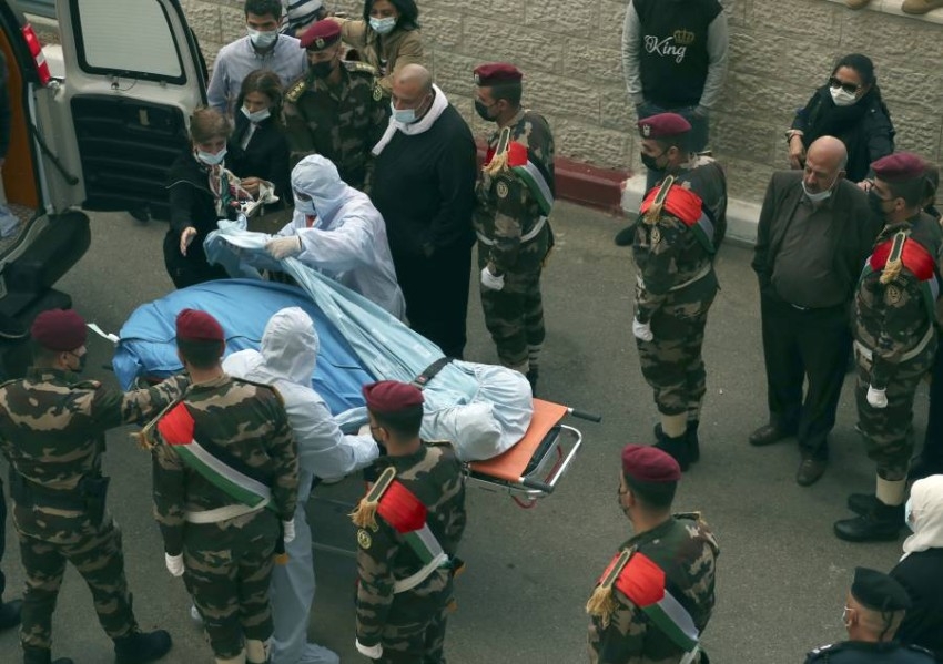 استعدادات لجنازة كبير المفاوضين الفلسطينيين وسط مراسم عسكرية