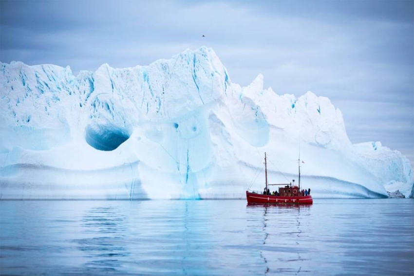 علماء يراقبون بقلق اندفاع جبل جليدي نحو جزر في المحيط الأطلسي