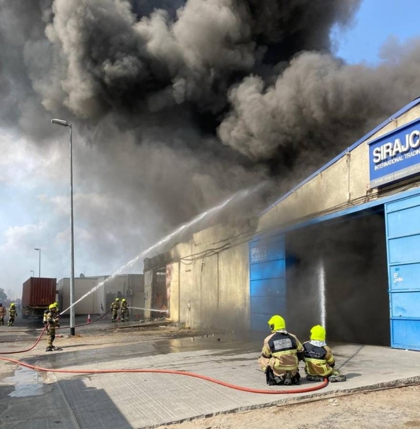 دفاع مدني دبي يسيطر على حريق مستودعين بلا إصابات