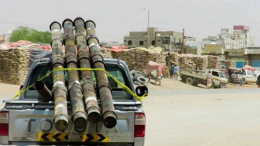 بالفيديو.. يمني يحول مخلفات الحرب إلى زينة للبيوت وأعمدة للخيام