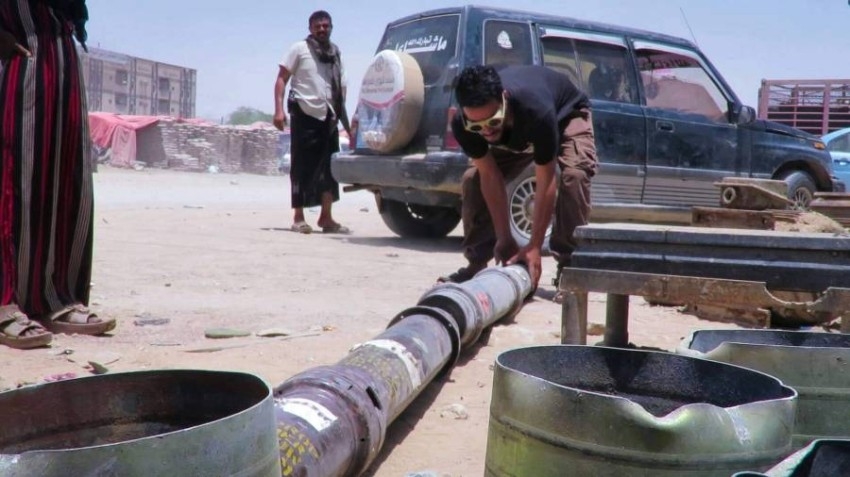 بالفيديو.. يمني يحول مخلفات الحرب إلى زينة للبيوت وأعمدة للخيام