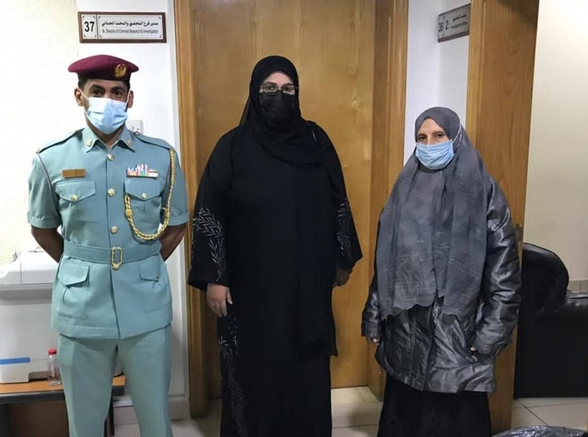 شرطة عجمان تعيد «مسنّة عربية» دخلت الدولة بالخطأ إلى عائلتها