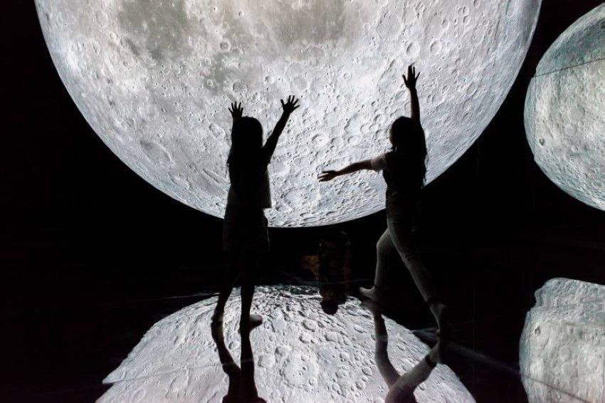 «متحف القمر».. جولة داخل تضاريس «البدر» في دبي مول
