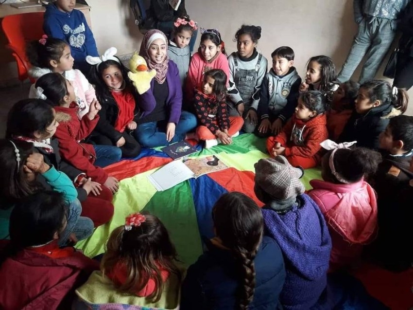 معلمة فلسطينية تستعين بعرائس الماريونيت في «التعليم عن بعد»
