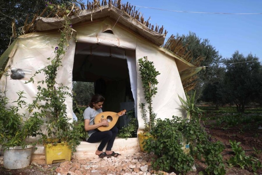 بالصور.. نازح سوري يحوِّل خيمته إلى نسخة من منزل الطفولة
