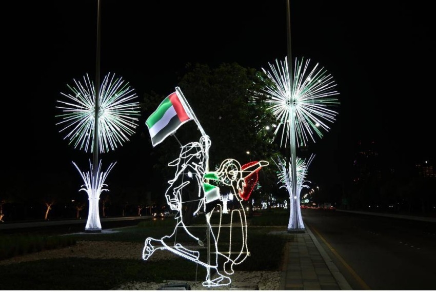 العيد الوطني للدولة.. 40 ألف علم و5200 تشكيل ضوئي لتزيين أبوظبي وضواحيها