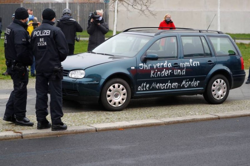 بشعار ضد العولمة وكورونا: سيارة تصطدم ببوابة ديوان المستشارية في برلين