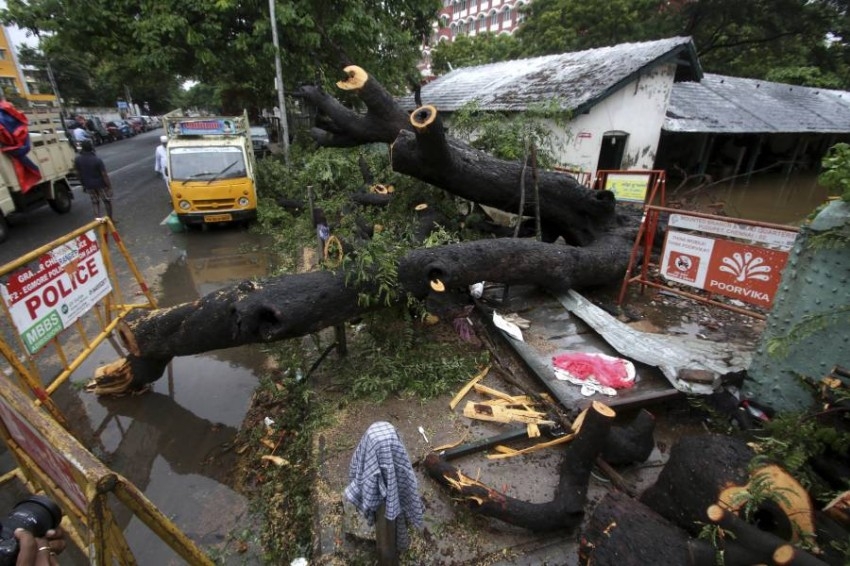 الإعصار «نيفار» يضرب الهند بقوة ويسفر عن 5 قتلى صعقاً وغرقاً