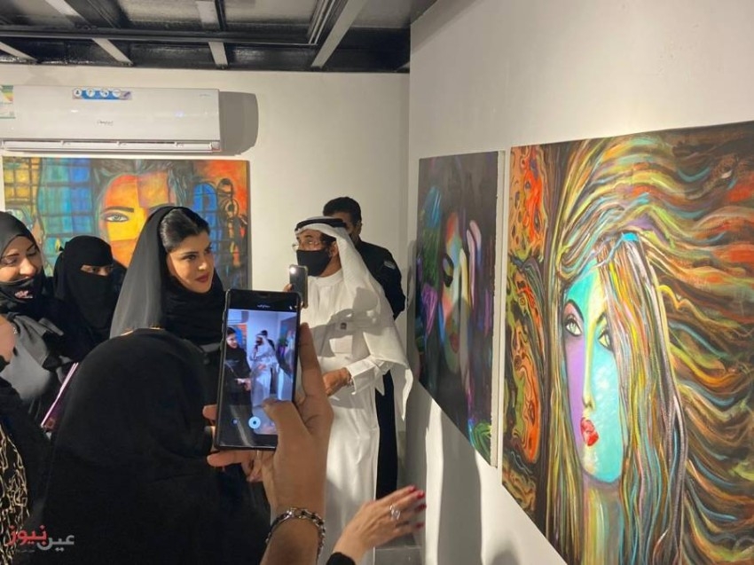 الرسم بالشعر والكلمات في معرض تشكيلي سعودي