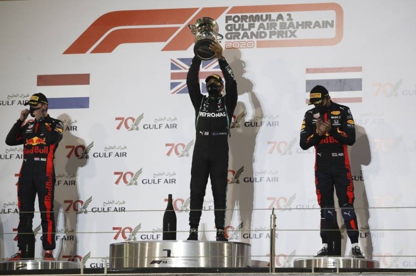 هاميلتون يفوز بسباق فورمولا البحريني ويعزز رقمه القياسي