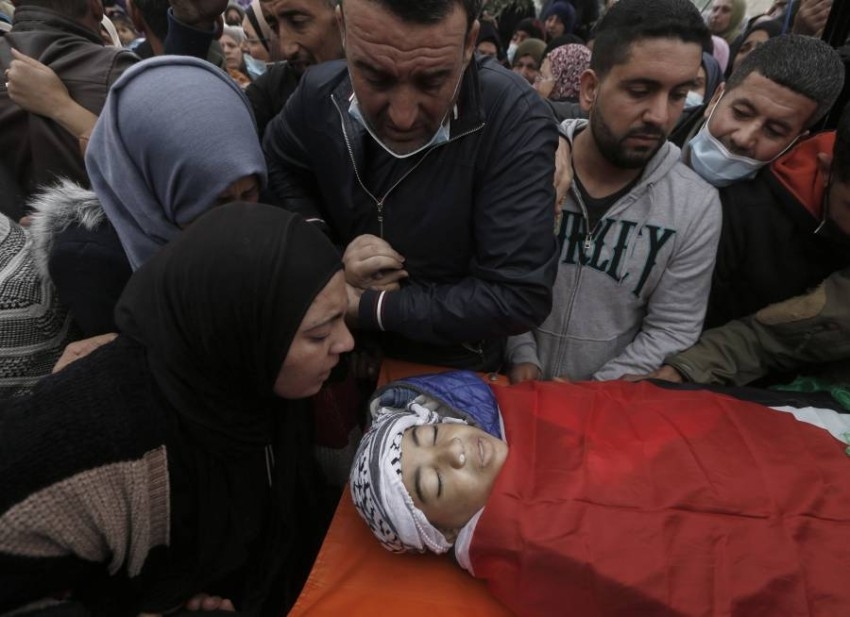 مئات الفلسطينيين يشيعون جثمان فتى قتل بنيران إسرائيلية