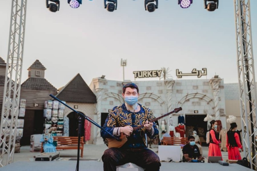 10 فرق عربية وعالمية تبهر زوار مهرجان الشيخ زايد بمئات العروض الفلكلورية