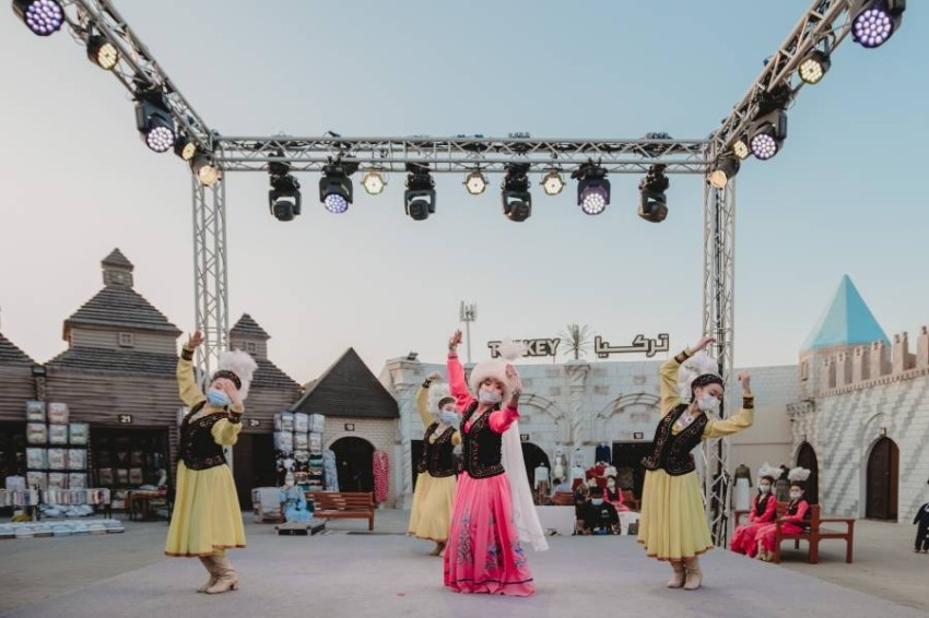 10 فرق عربية وعالمية تبهر زوار مهرجان الشيخ زايد بمئات العروض الفلكلورية