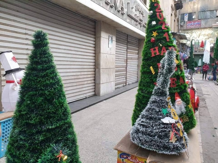 البرابرة.. درب يتزين بأشجار كريسماس تنتظر المحتفلين برأس السنة