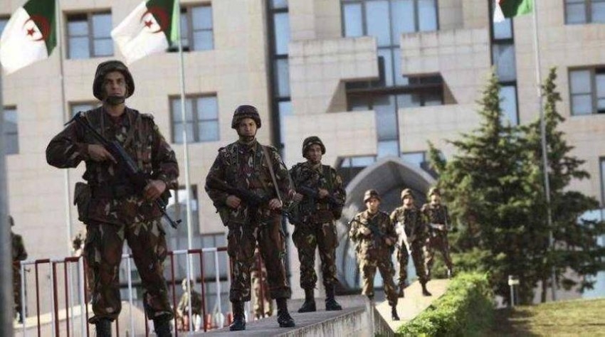 الجزائر تعلن اعتقال 4 إرهابيين واستسلام خامس