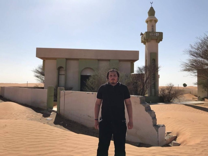 شهامة الإماراتي علي الكتبي تنقذ سائحاً إسرائيلياً تاه في الصحراء