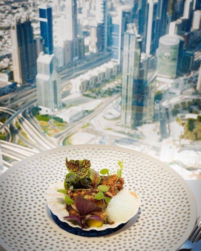 أشهر مطاعم ناطحات السحاب في دبي لمشهد يحبس الأنفاس