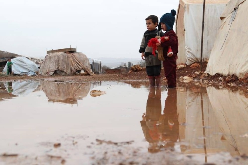 «كورونا» و«الشتاء» يزيدان من معاناة النازحين في مخيمات شمال سوريا