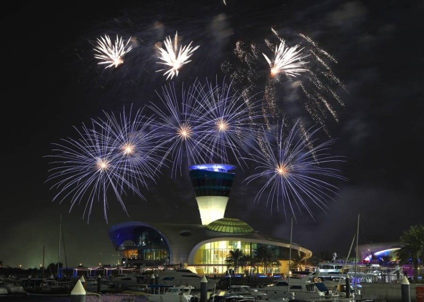 جزيرة ياس تزدان بالأضواء احتفالاً برأس السنة الجديدة