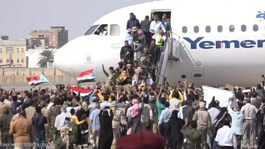 انفجاران في مطار عدن وسقوط قتلى وجرحى لحظة وصول الحكومة اليمنية