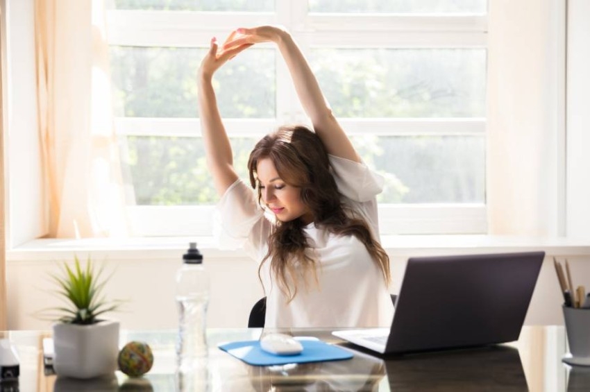 4 تمرينات مهمة لصحة الظهر من المنزل بعد ساعات العمل الطويلة