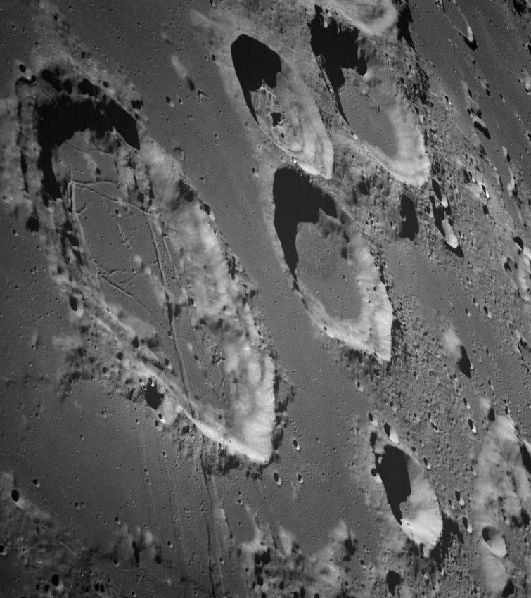 تلسكوب ناسا يقدّم دليلاً قاطعاً على وجود الماء على سطح القمر
