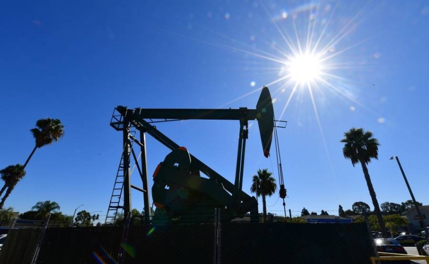 أسعار النفط تتراجع مع استمرار محادثات «أوبك+»